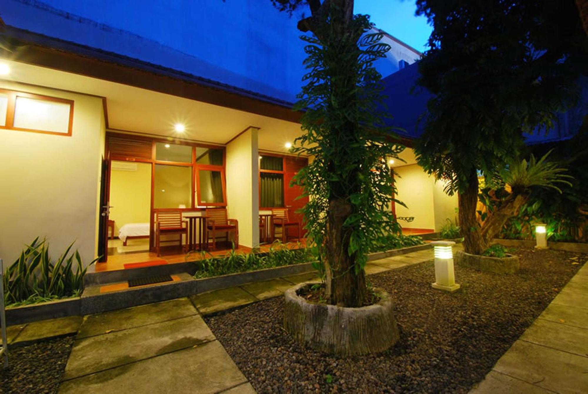 Yulia Beach Inn Kuta Kuta  Exterior photo