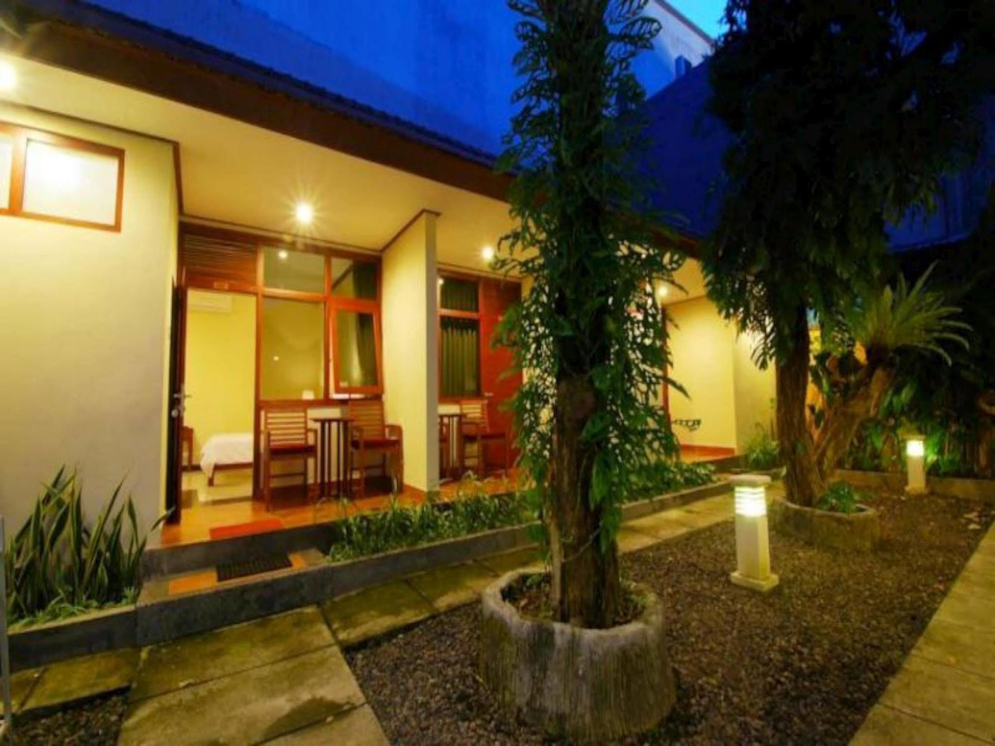 Yulia Beach Inn Kuta Kuta  Exterior photo