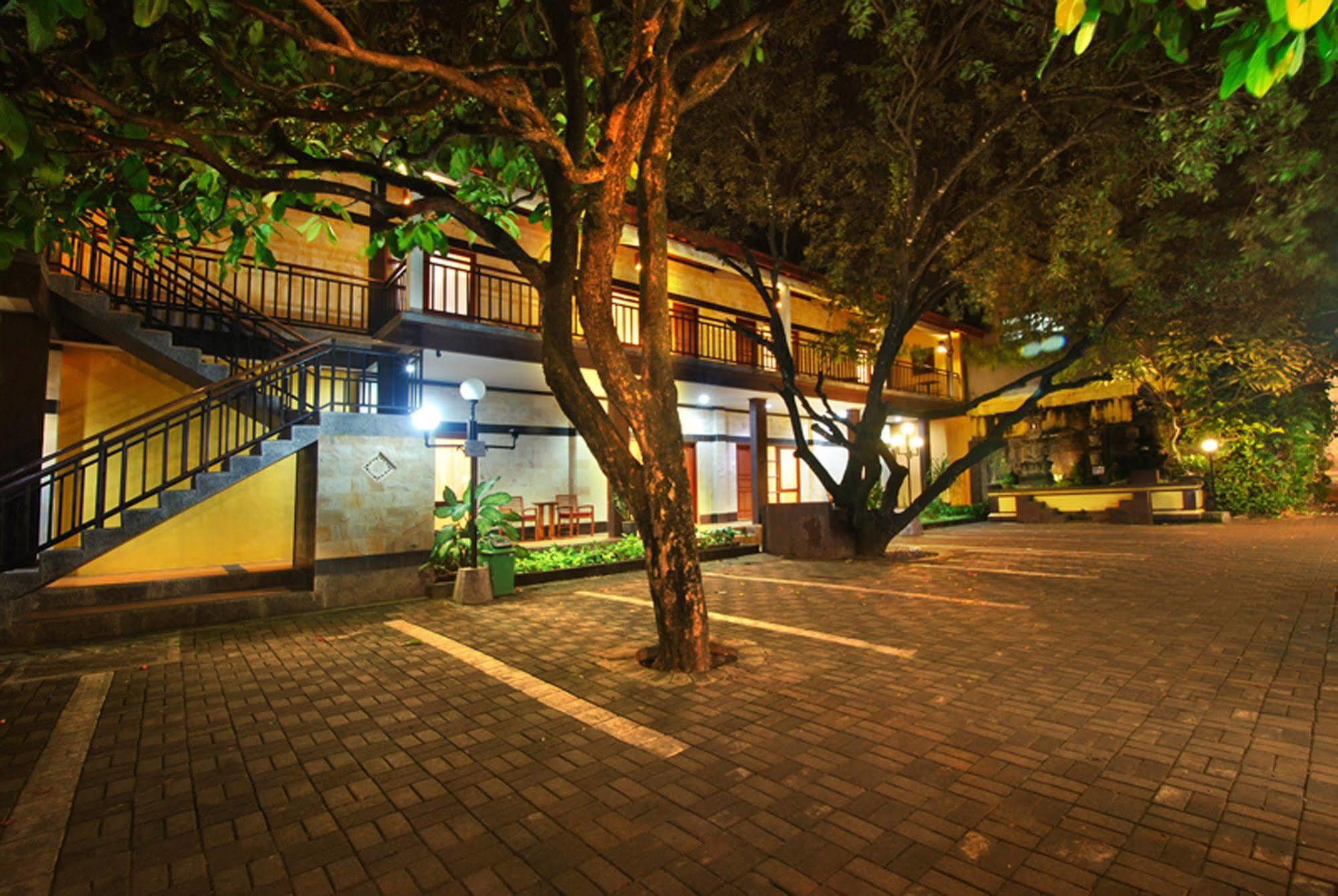 Yulia Beach Inn Kuta Kuta  Exterior photo