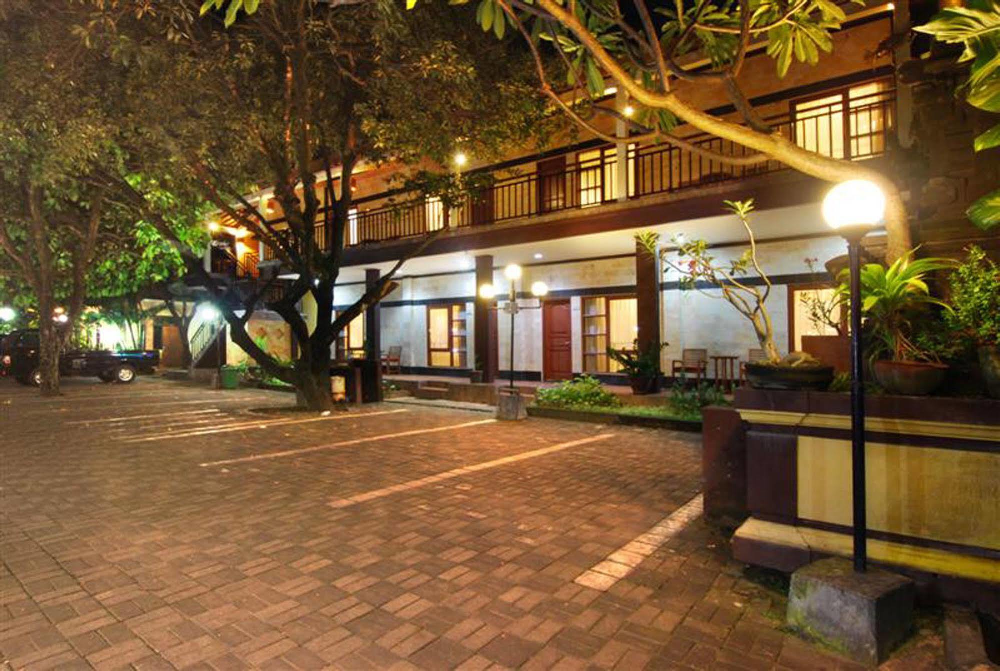 Yulia Beach Inn Kuta Kuta  Exterior photo