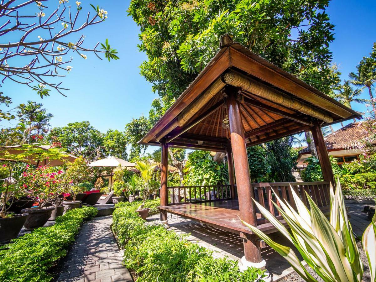 Yulia Beach Inn Kuta Kuta  Exterior photo