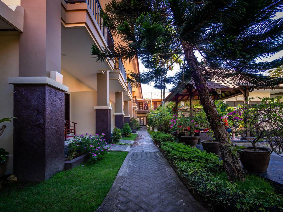 Yulia Beach Inn Kuta Kuta  Exterior photo